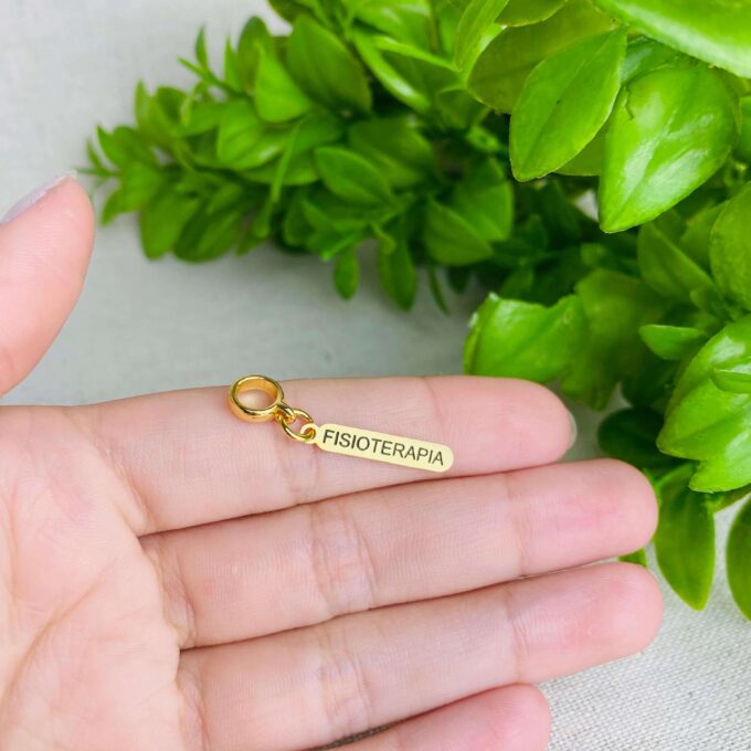 Berloque Plaquinha Fisioterapia Banhado a Ouro 18k