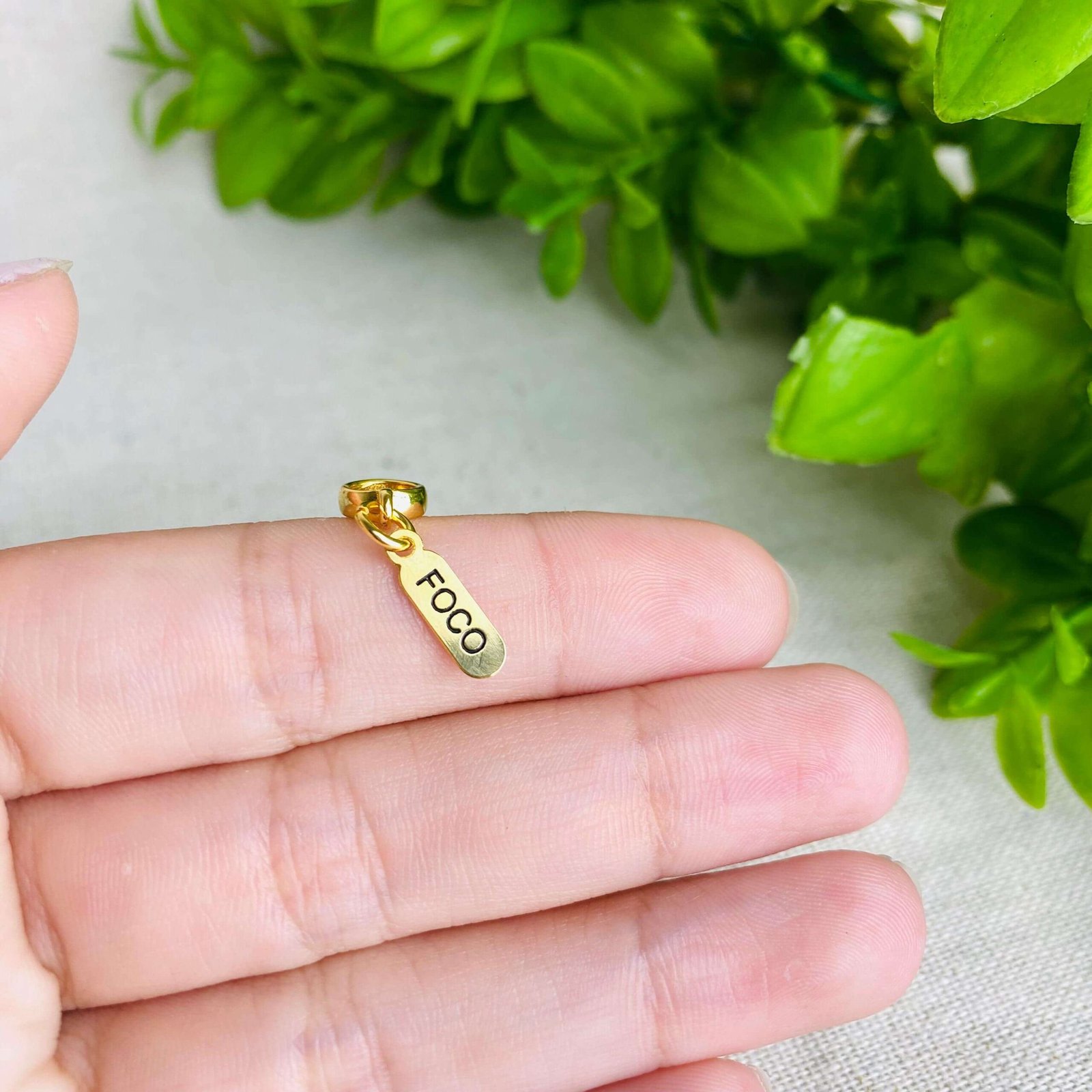 Berloque Plaquinha Foco Banhado a Ouro 18k