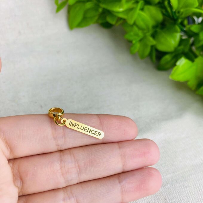 Berloque Plaquinha Influencer Banhado a Ouro 18k