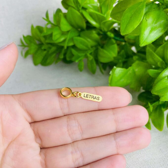 Berloque Plaquinha Letras Banhado a Ouro 18k