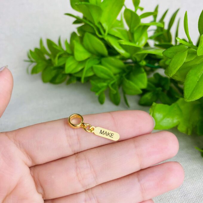 Berloque Plaquinha Make Banhado a Ouro 18k