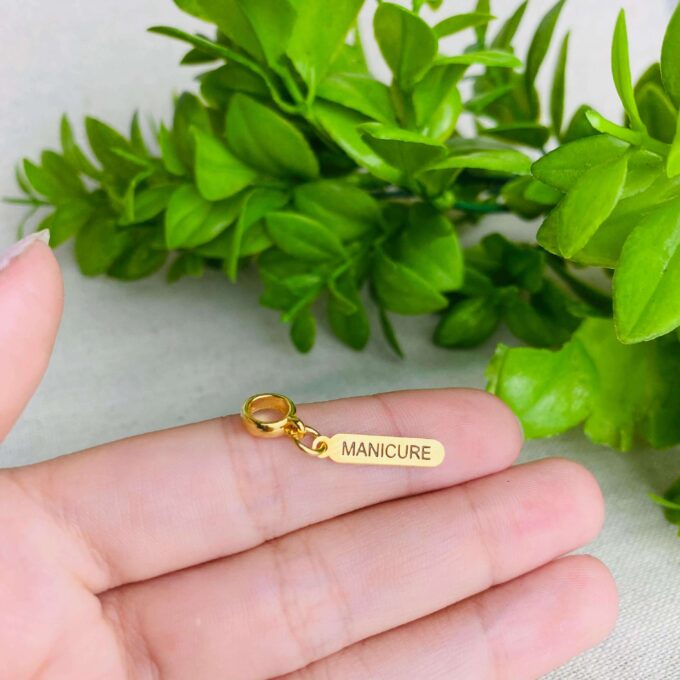 Berloque Plaquinha Manicure Banhado a Ouro 18k