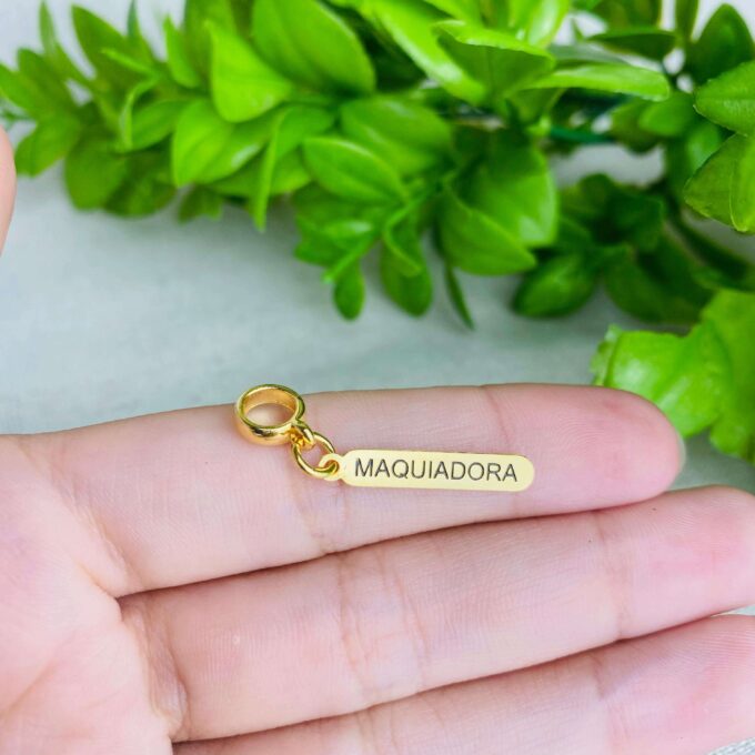 Berloque Plaquinha Maquiadora Banhado a Ouro 18k