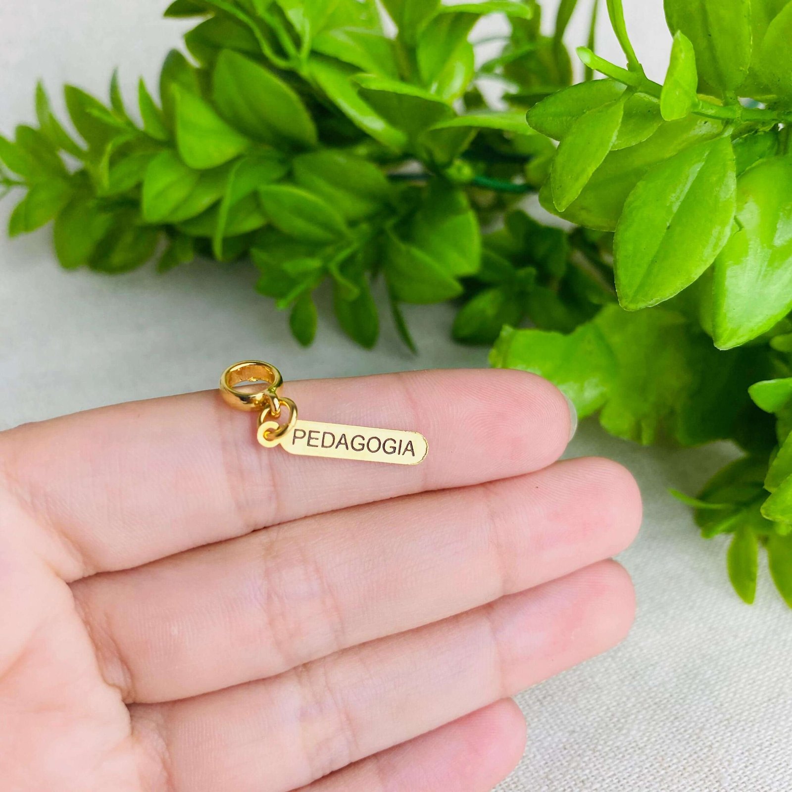 Berloque Plaquinha Pedagogia Banhado a Ouro 18k
