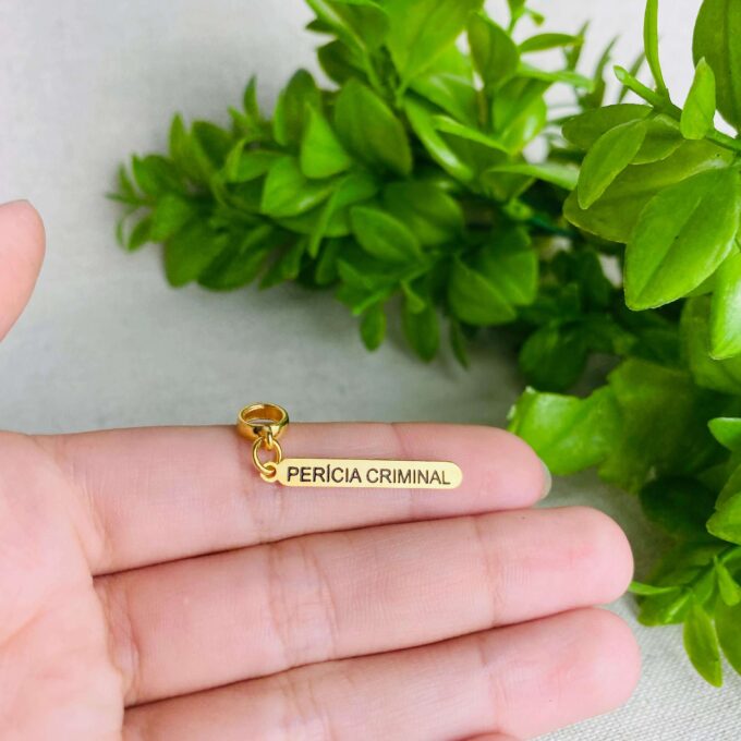 Berloque Plaquinha Pericia Criminal Banhado a Ouro 18k