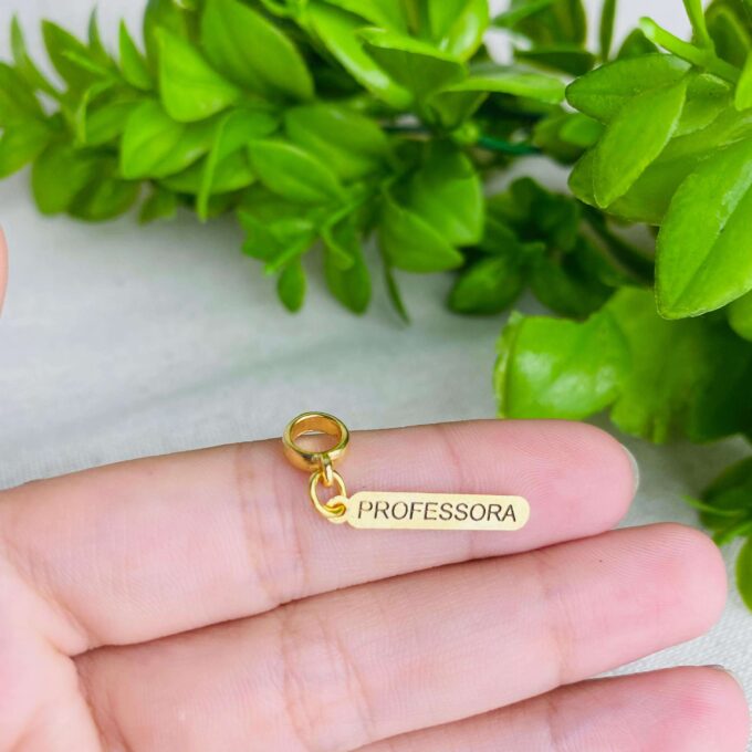 Berloque Plaquinha Professora Banhado a Ouro 18k