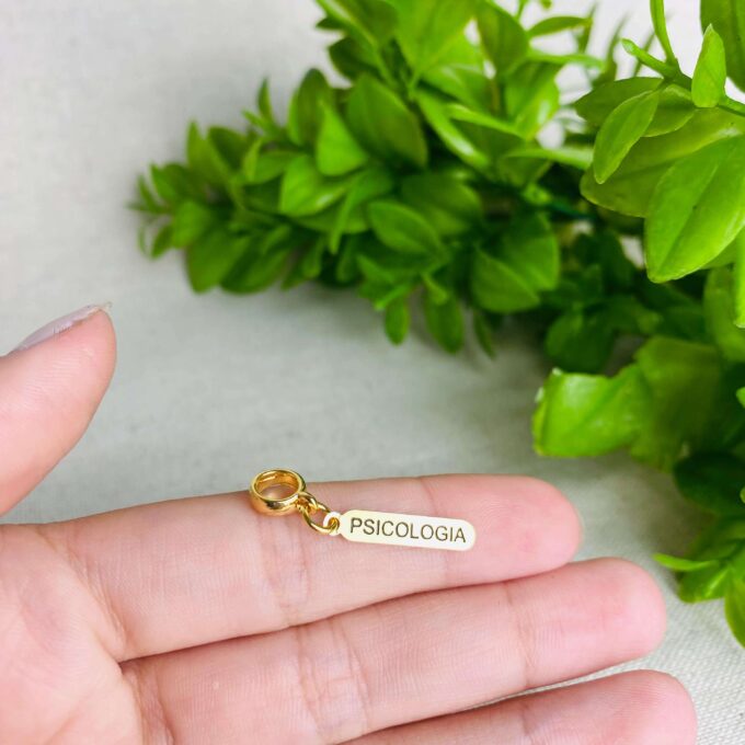 Berloque Plaquinha Psicologia Banhado a Ouro 18k
