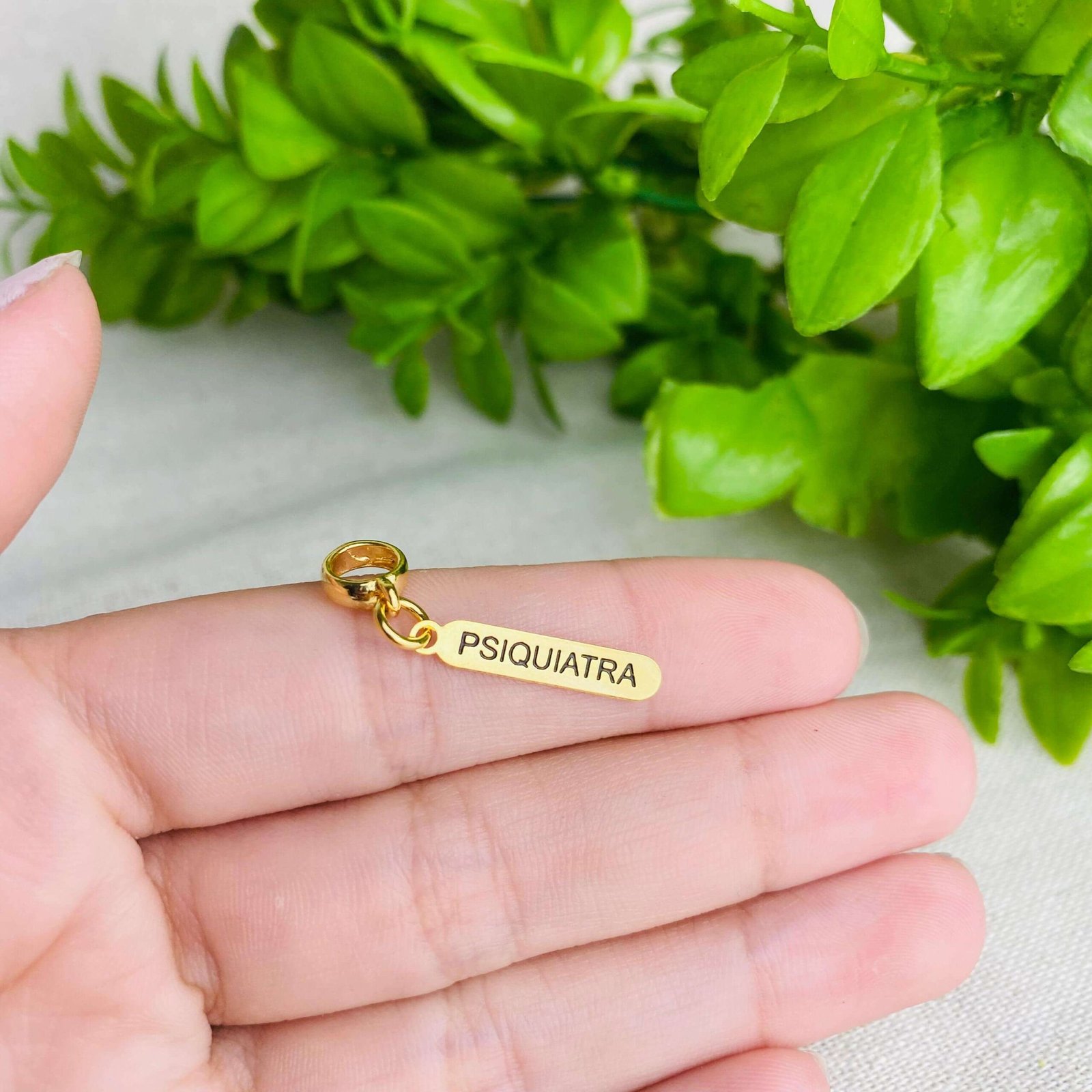 Berloque Plaquinha Psiquiatra Banhado a Ouro 18k