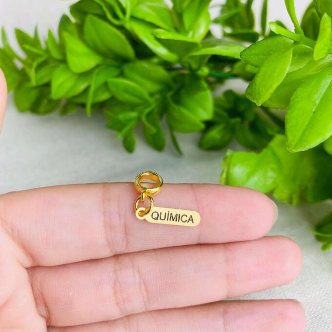 Berloque Plaquinha Química Banhado a Ouro 18k