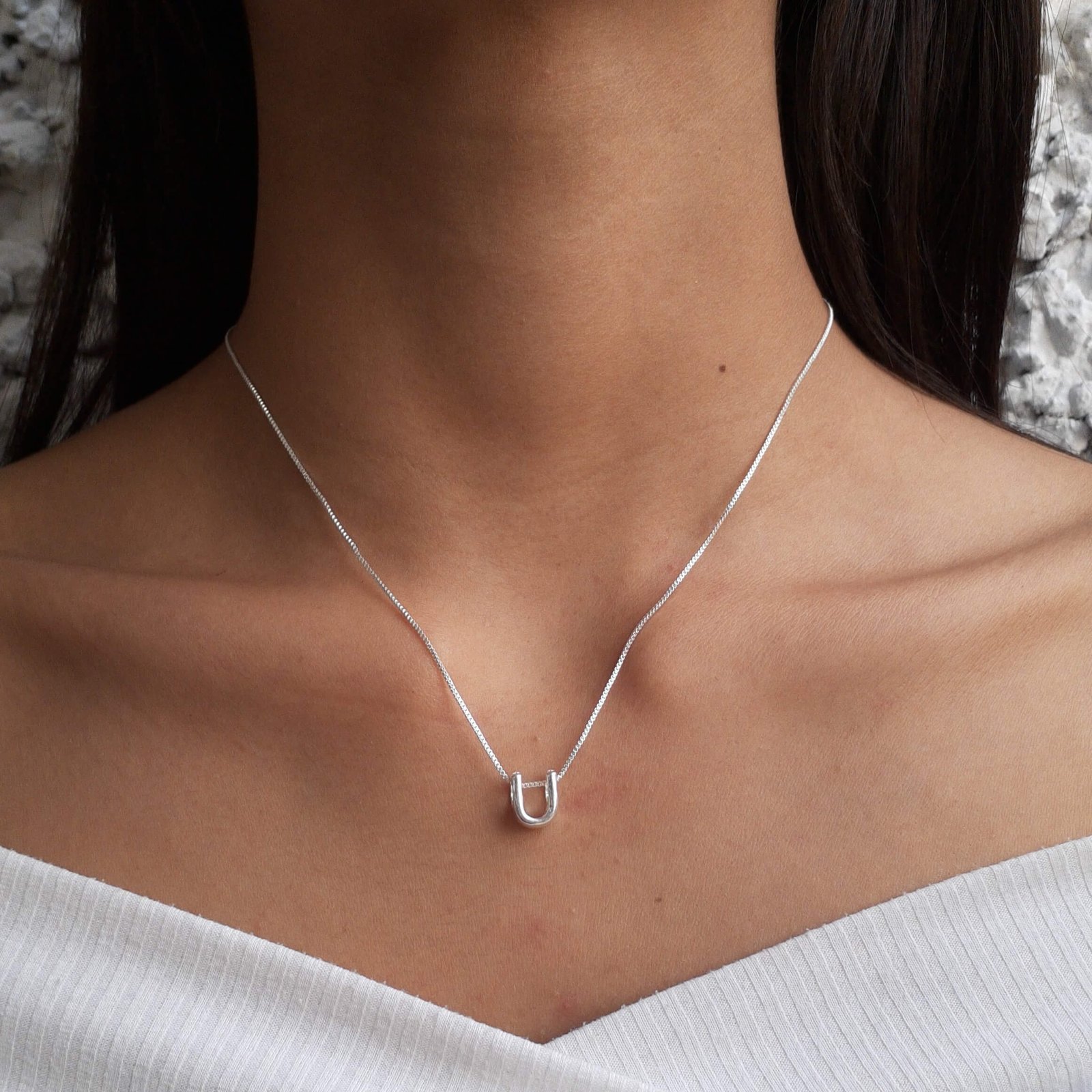 Colar Pingente Letra U Banhado a Prata 925