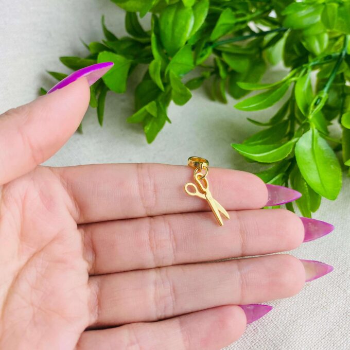 Berloque Tesoura Banhado a Ouro 18k