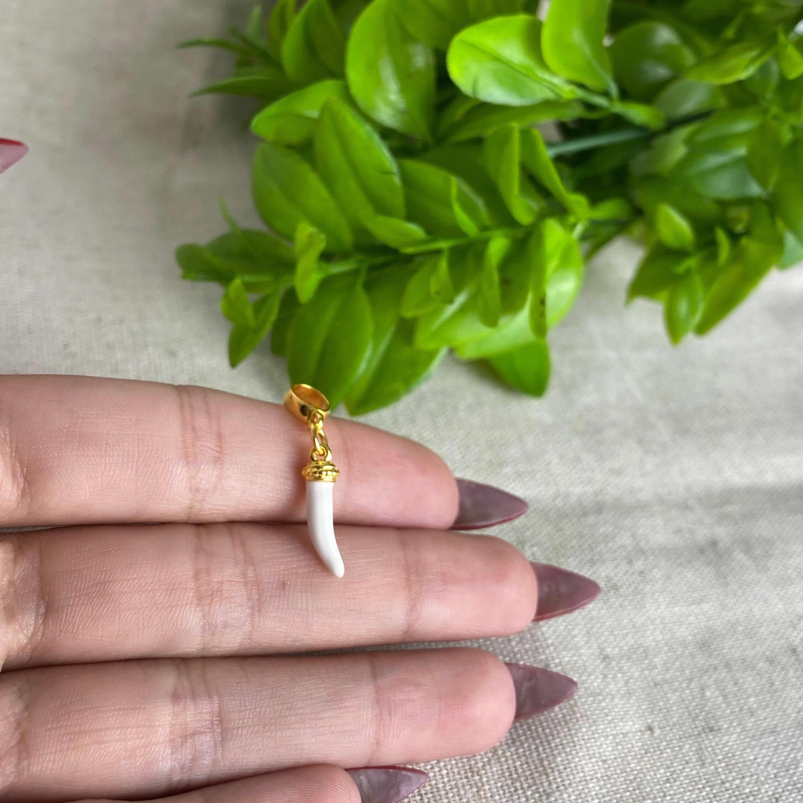 Berloque Dente de Sabre Banhado a Ouro 18k