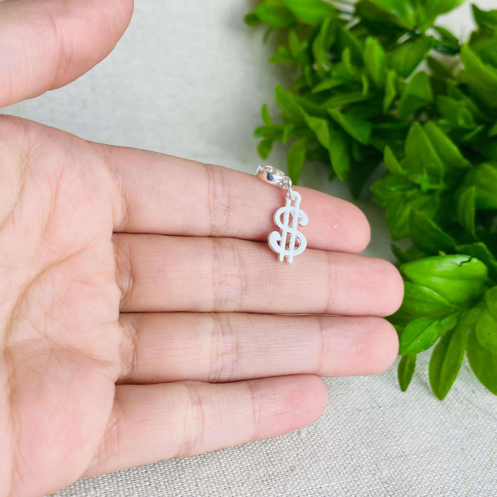 Berloque Cifrão Dinheiro Banhado a Prata 925