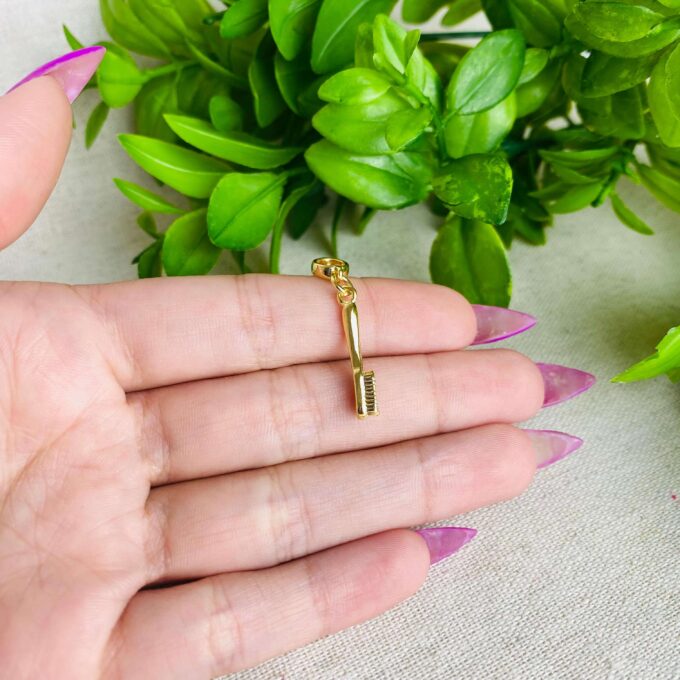 Berloque Escova de Dente Banhado a Ouro 18k