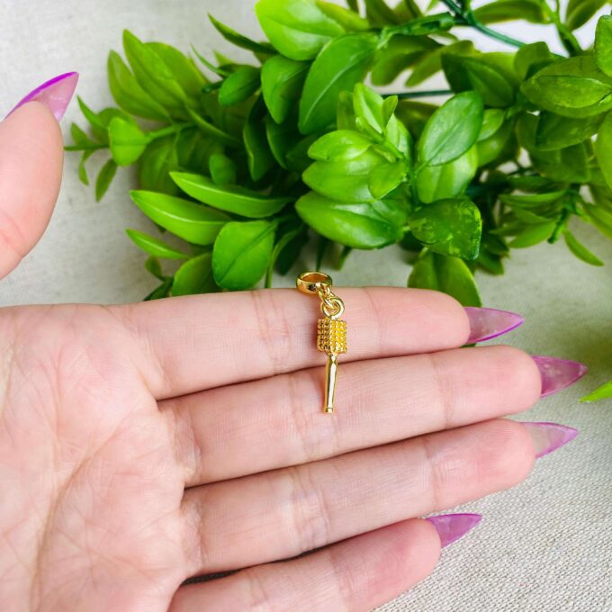 Berloque Escova de Cabelo Banhado a Ouro 18k