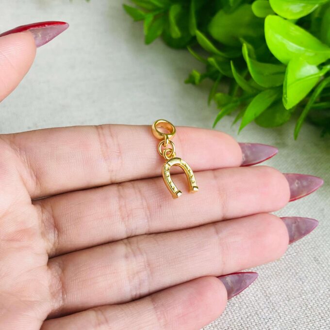 Berloque Ferradura Banhado a Ouro 18k