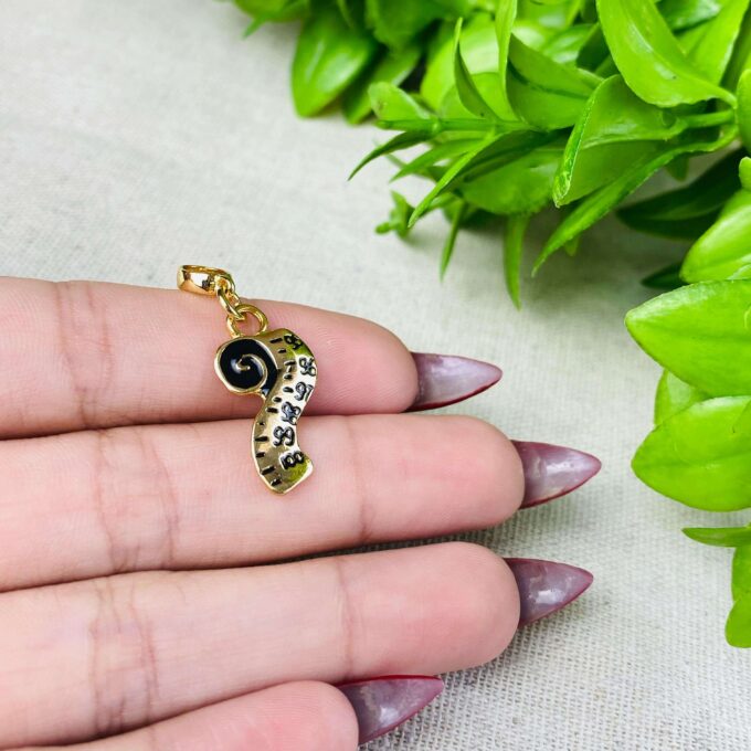 Berloque Fita Métrica Artesã Banhado a Ouro 18k.