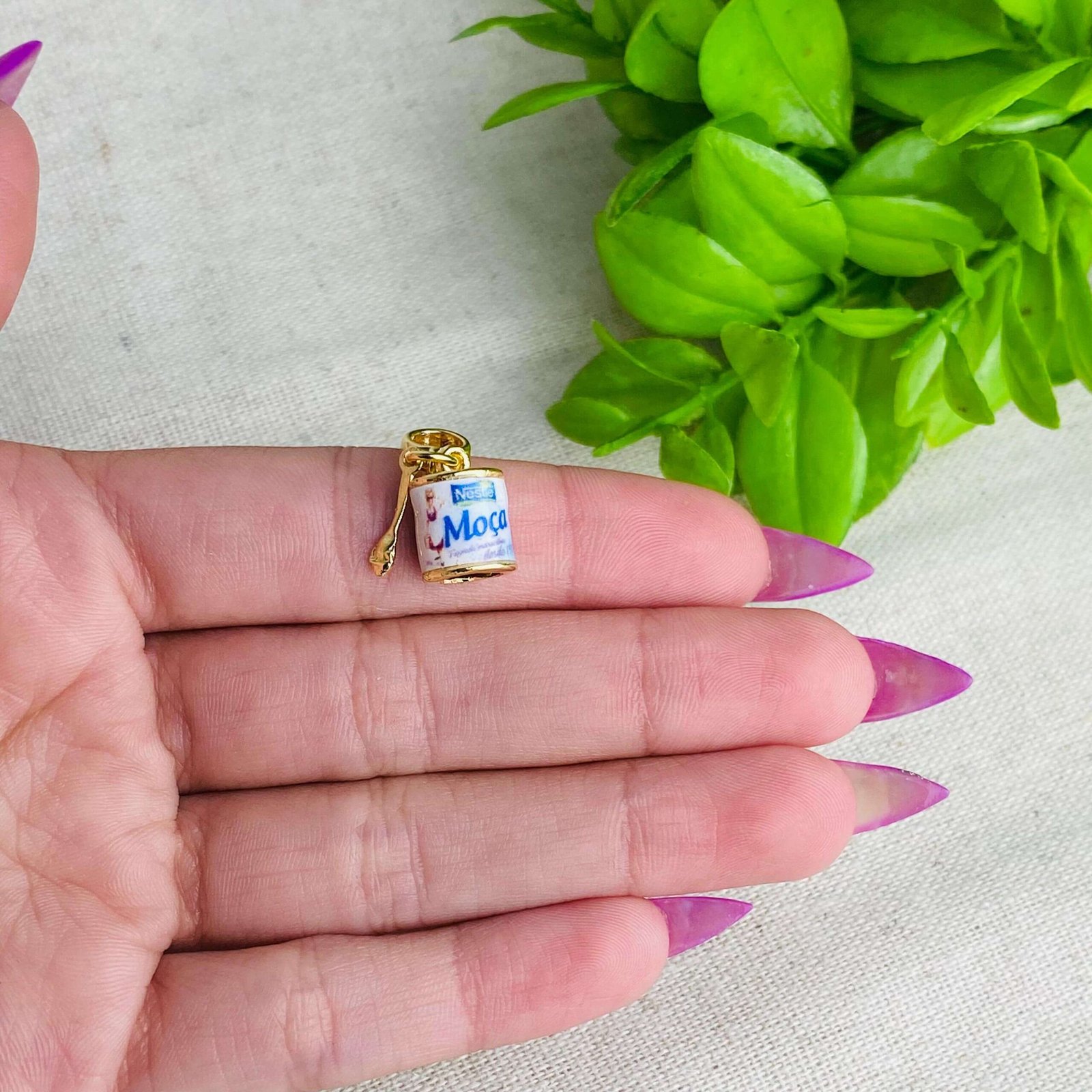 Berloque Leite Moça Banhado a Ouro 18k