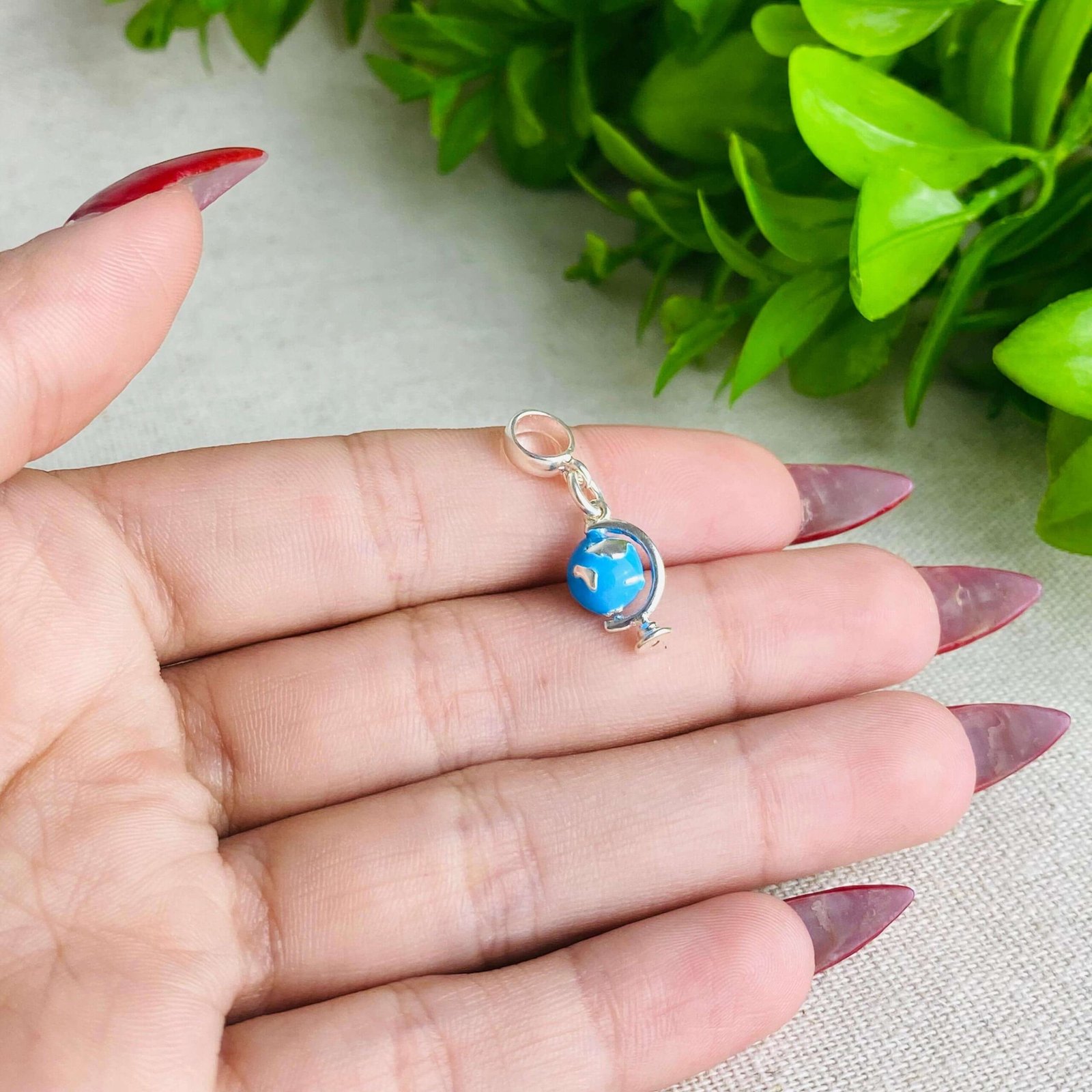 Berloque Globo Terrestre Banhado a Prata 925