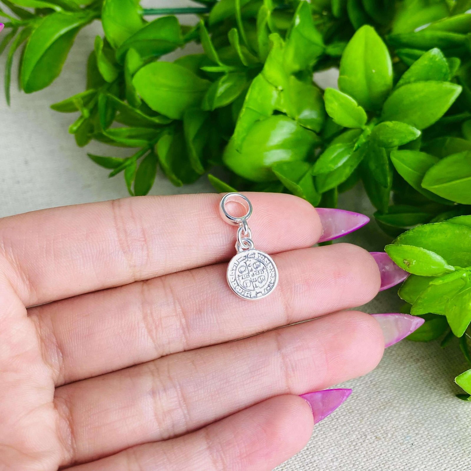 Berloque Medalha de São Bento Banhado a Prata 925