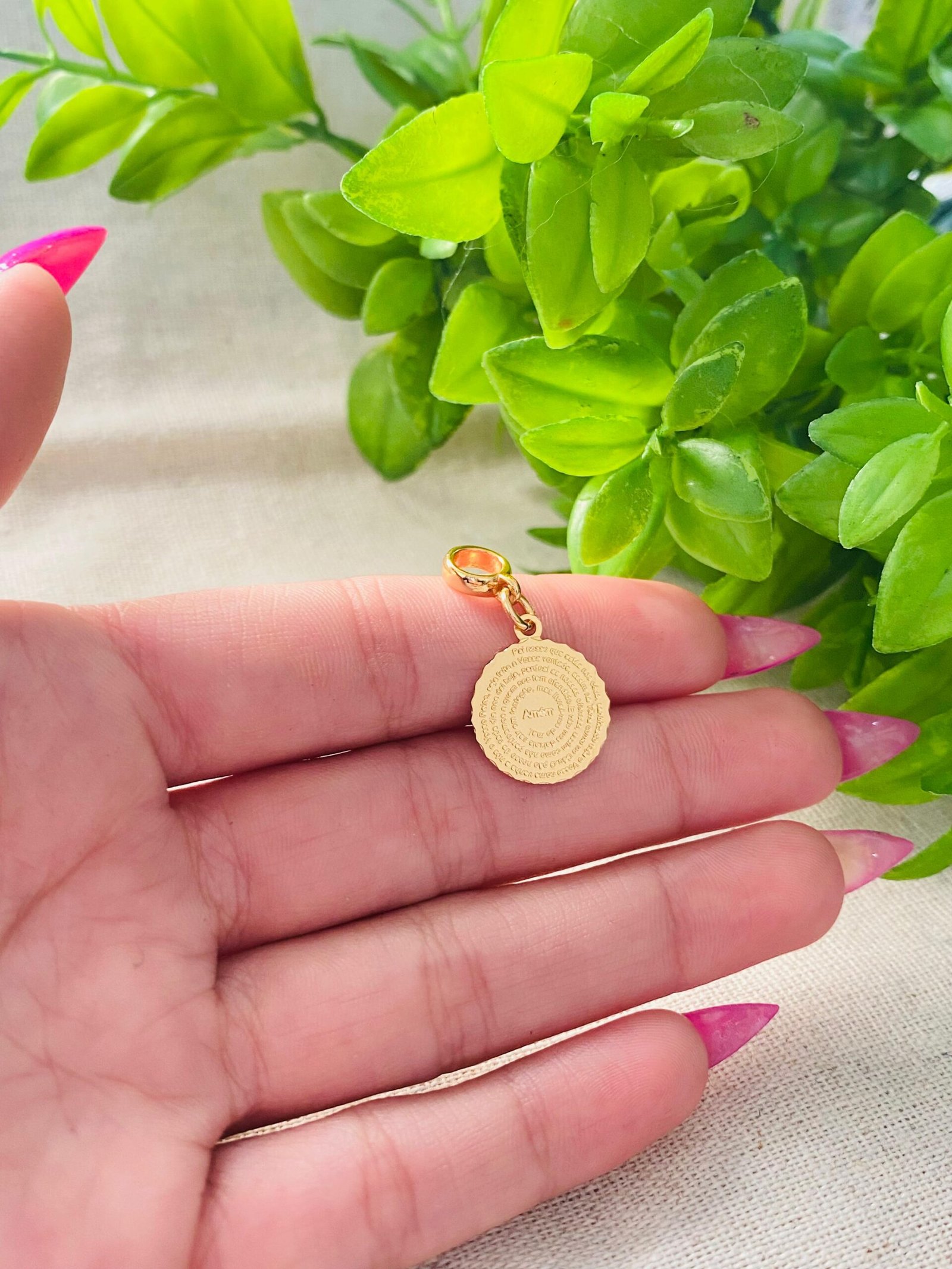 Berloque Oração Pai Nosso Banhado a Ouro 18k