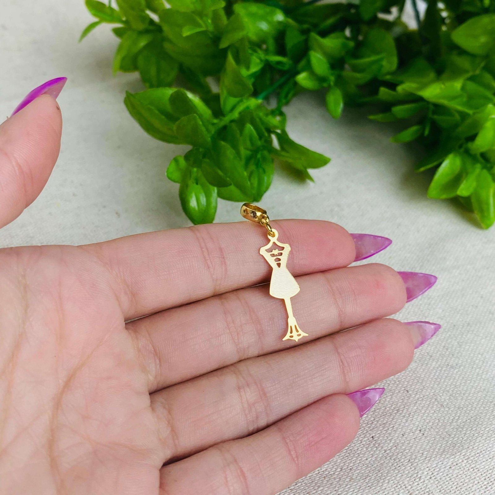 Berloque Manequim Banhado a Ouro 18k