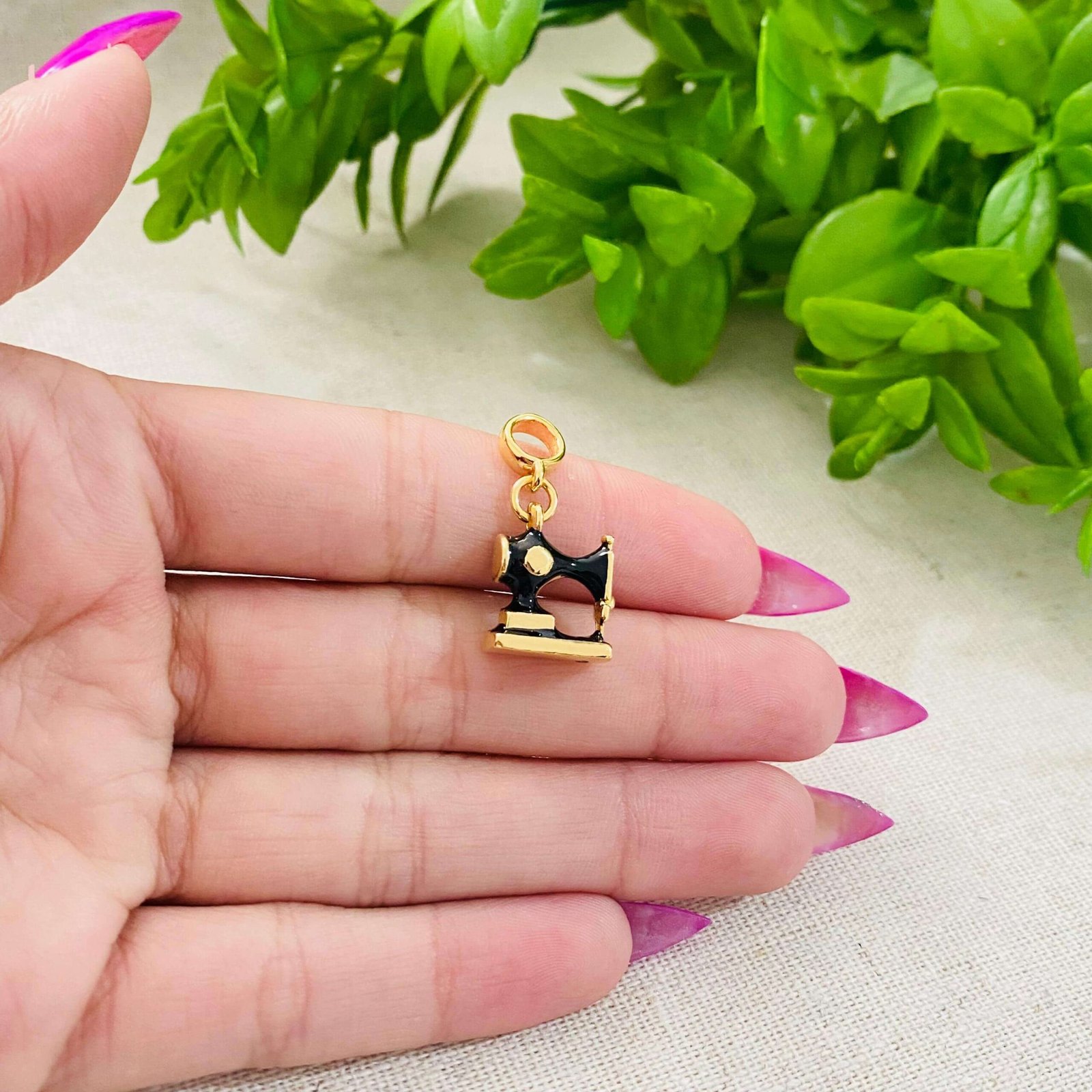 Berloque Máquina de Costura Banhado a Ouro 18k