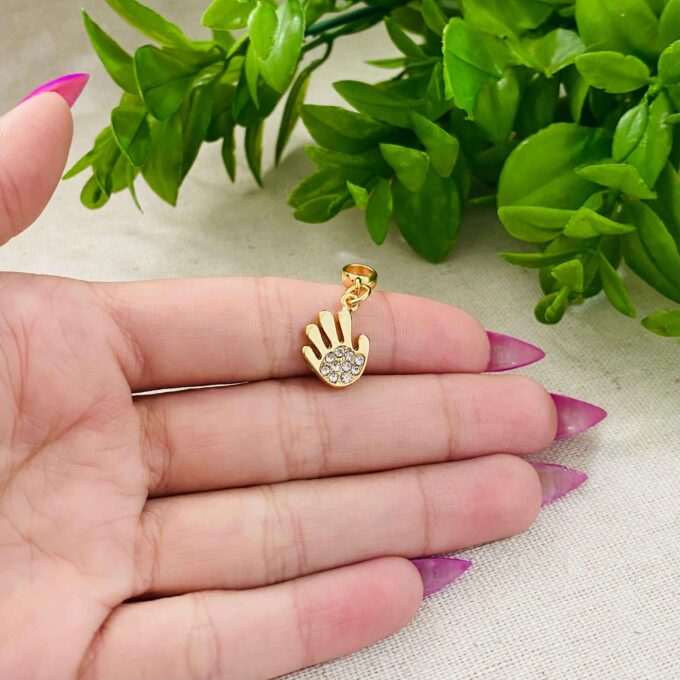 Berloque Mão Manicure Banhado a Ouro 18k