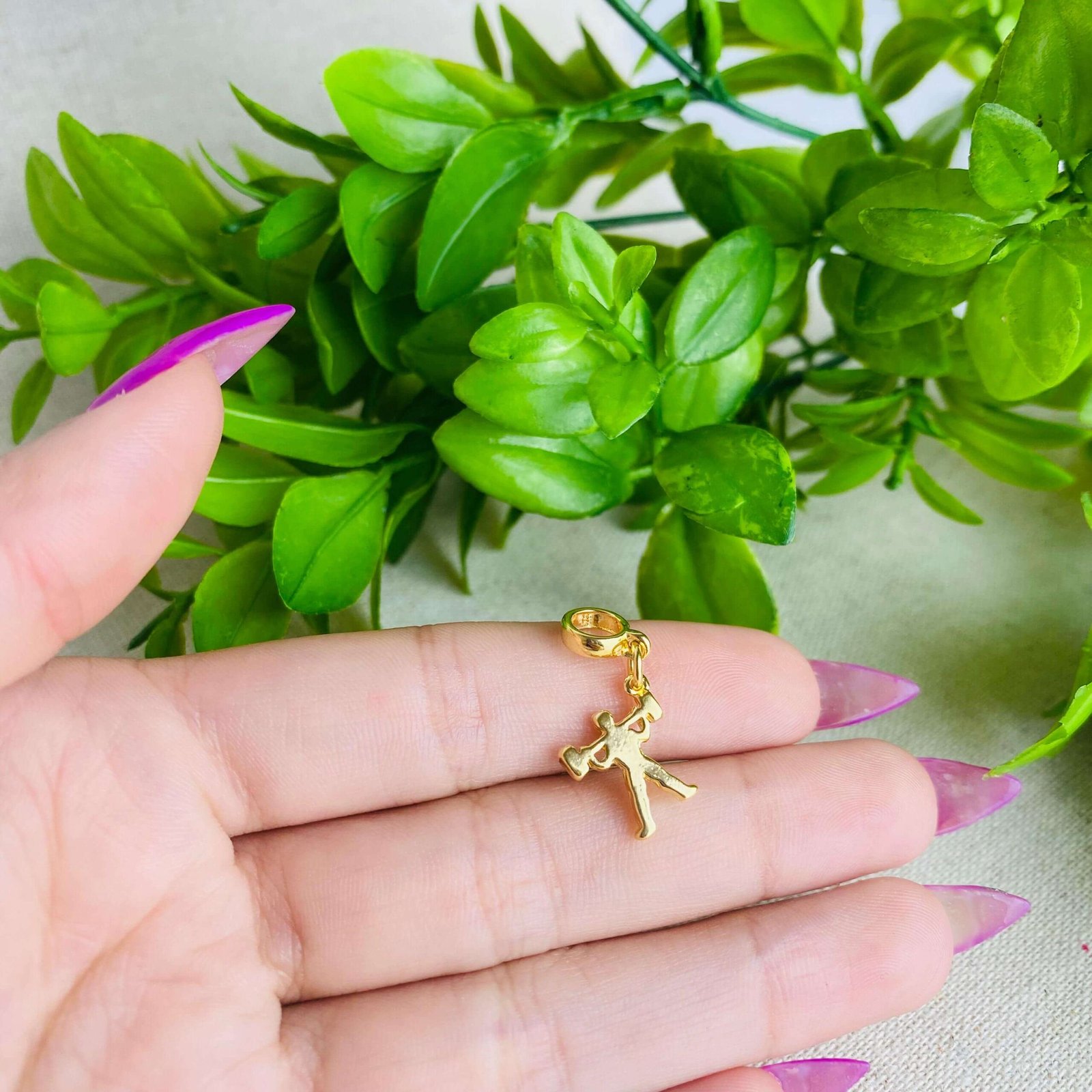 Berloque Mulher Academia Banhado a Ouro 18k