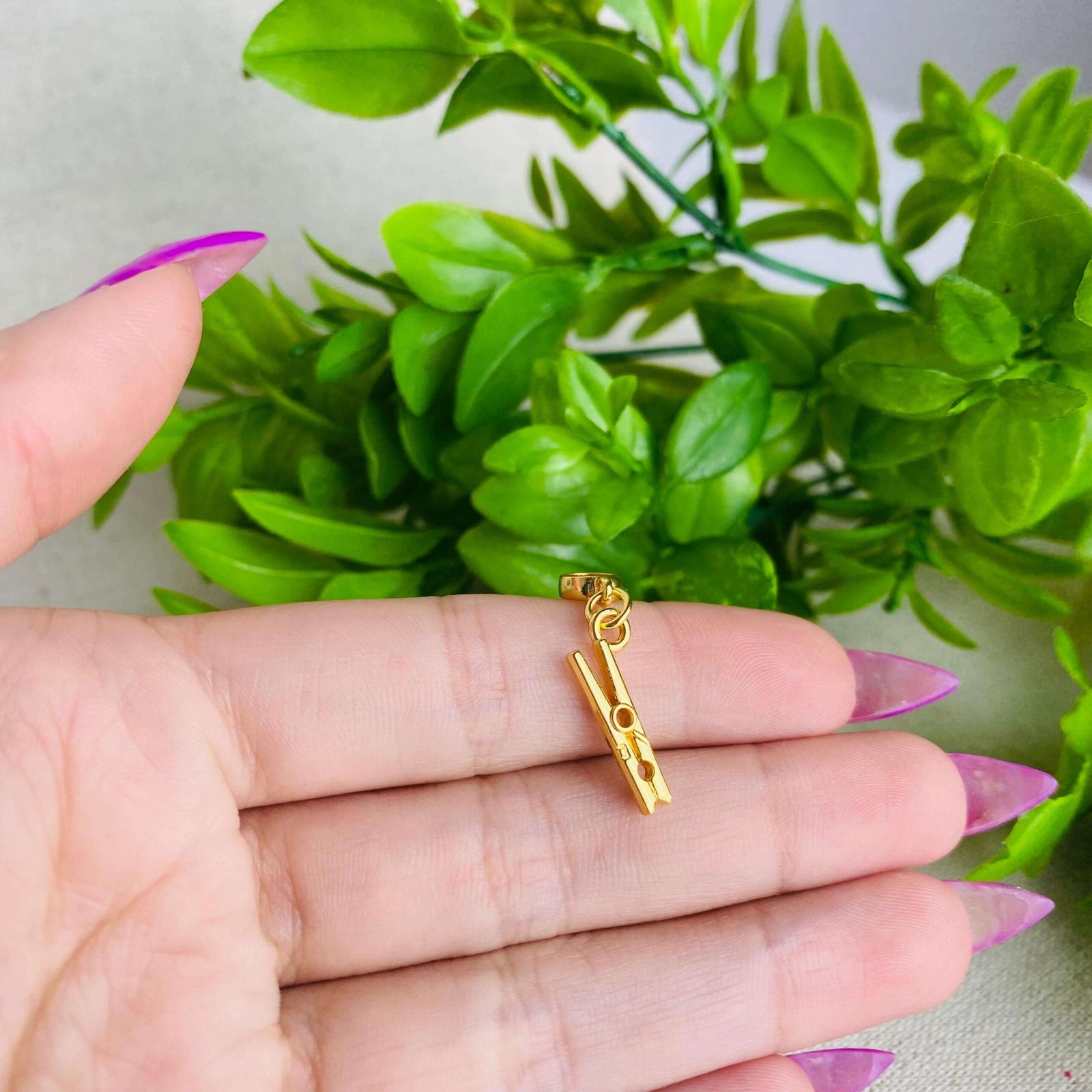 Berloque Pregador Roupa Banhado a Ouro 18k