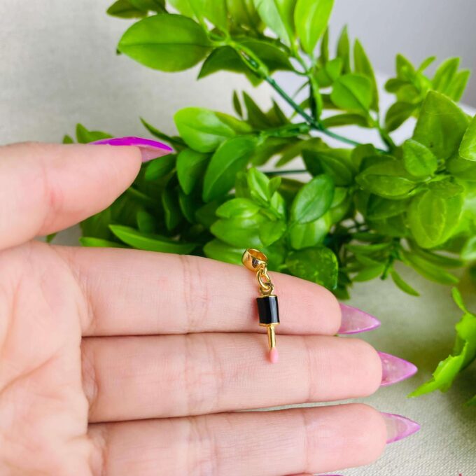 Berloque Pincel de Maquiagem Banhado a Ouro 18k