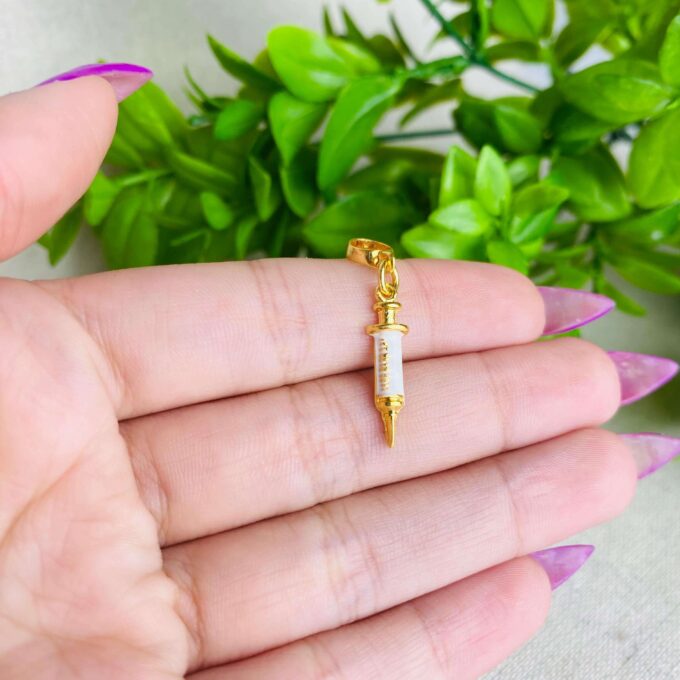 Berloque Seringa Banhado a Ouro 18k