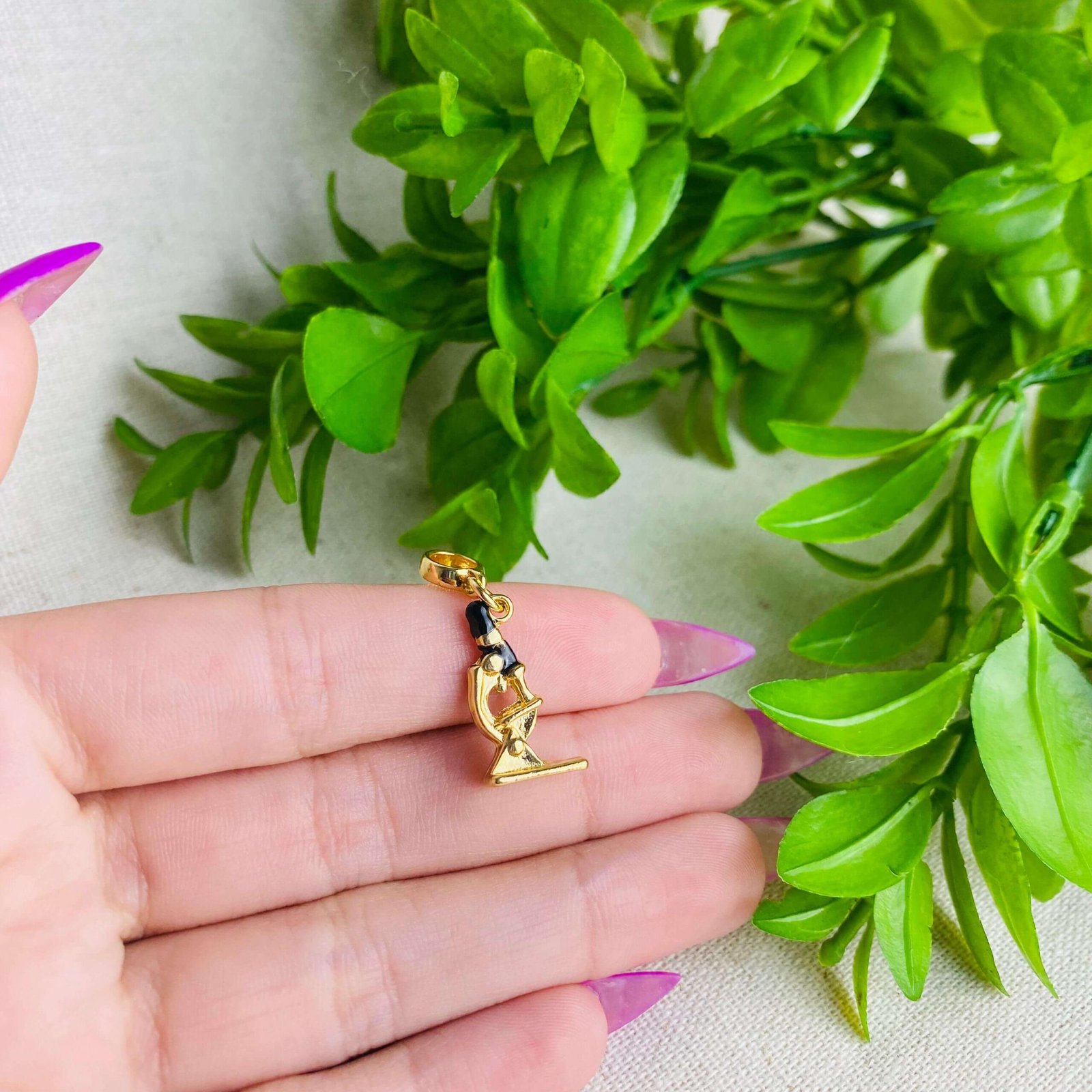 Berloque Microscópio Profissão Biomedicina Banhado a Ouro 18k