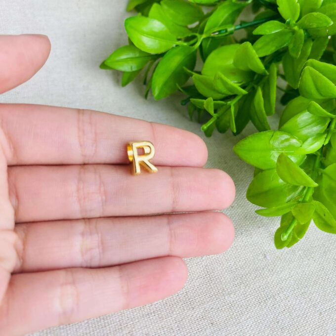 Berloque Letra R Separador Banhado a Ouro 18k
