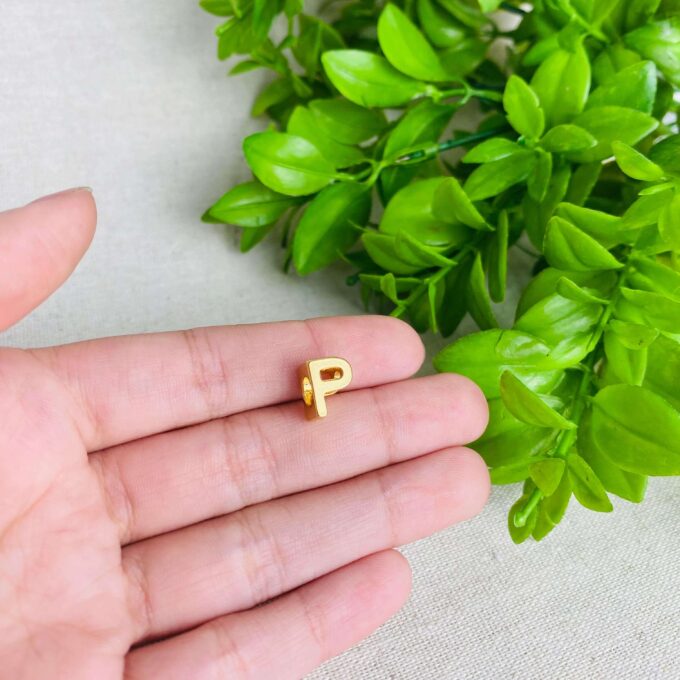 Berloque Letra P Separador Banhado a Ouro 18k