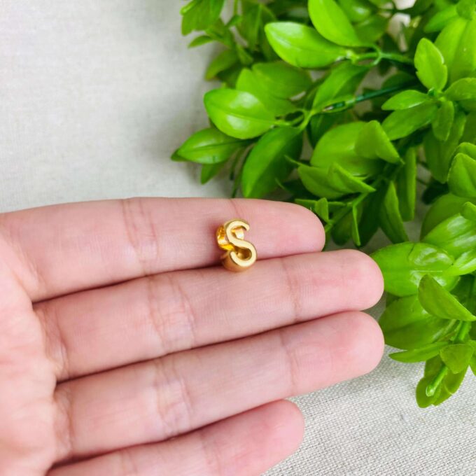 Berloque Letra S Separador Banhado a Ouro 18k