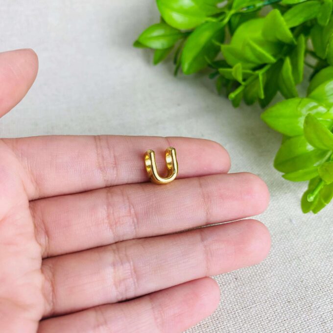 Berloque Letra U Separador Banhado a Ouro 18k