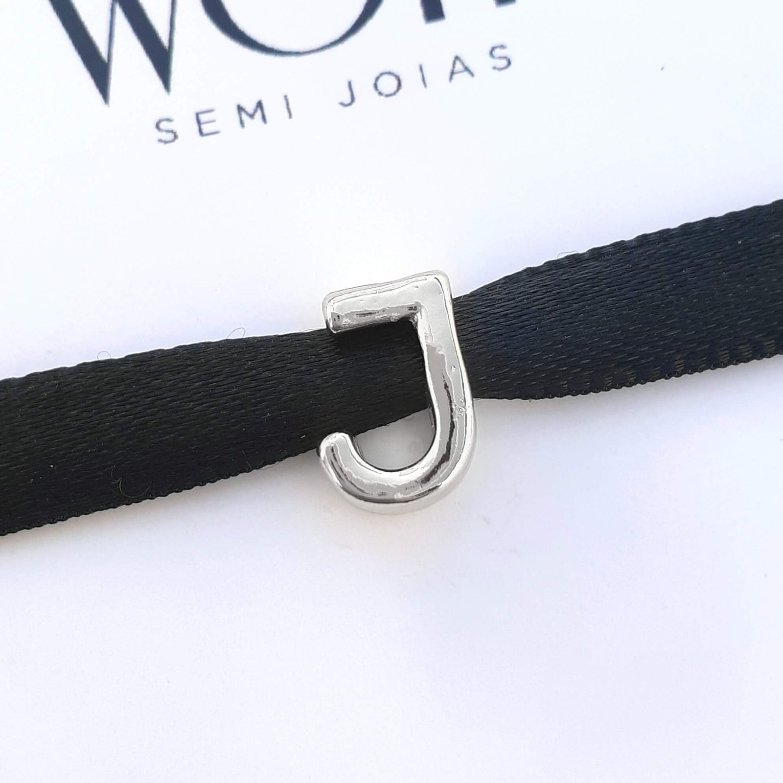 Berloque Letra J Separador Banhado a Prata 925