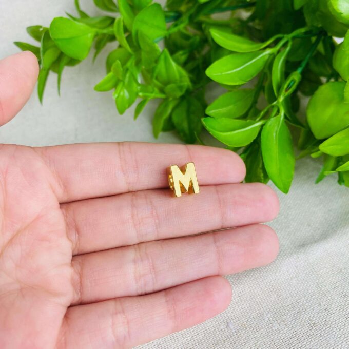 Berloque Letra M Separador Banhado a Ouro 18k