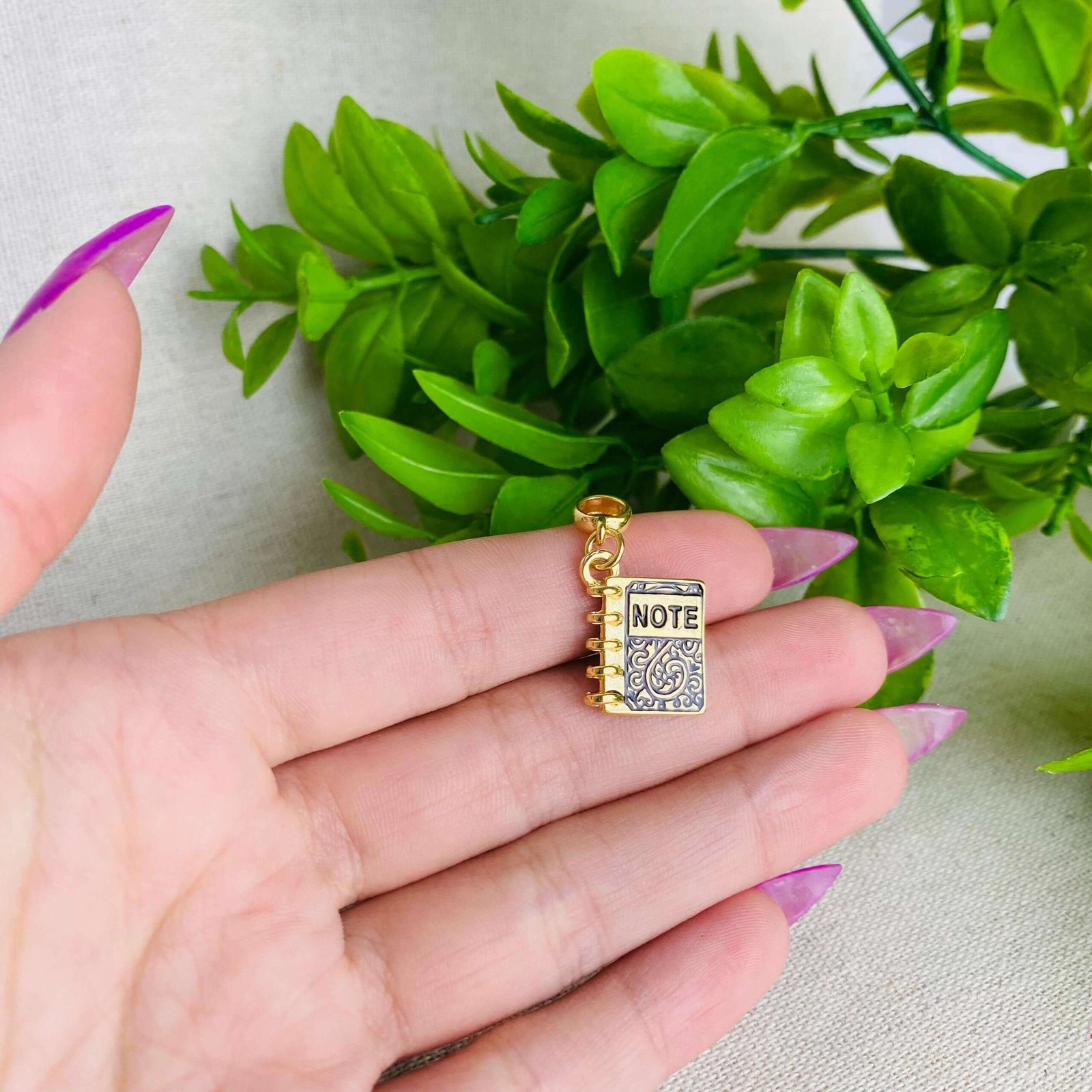 Berloque Caderno Banhado a Ouro 18k