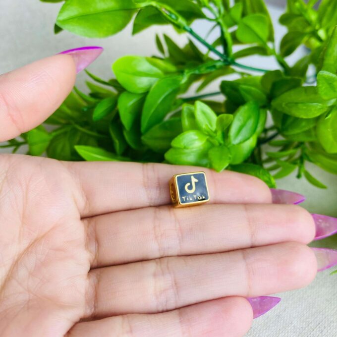 Berloque TikTok Separador Banhado a Ouro 18k
