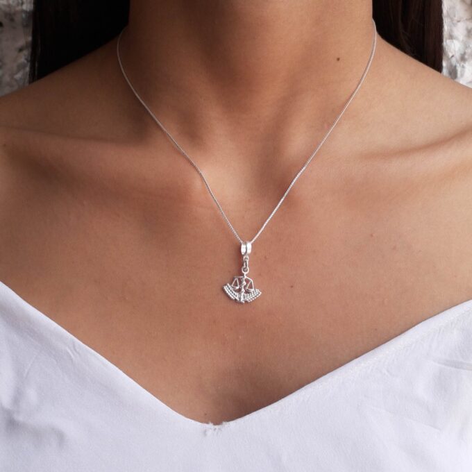 Colar Feminino Pingente Símbolo Nutrição Banhado a Prata 925