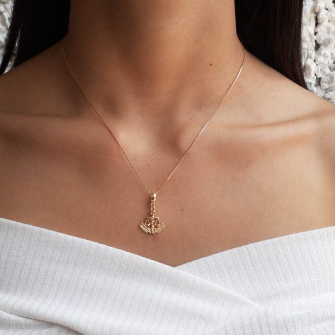 Colar Feminino Pingente Símbolo Nutrição Banhado a Prata 925