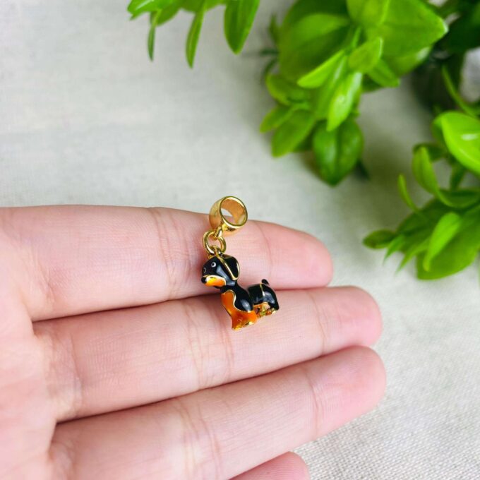 Berloque Cachorro Salsicha Dachshund Banhado a Ouro 18k