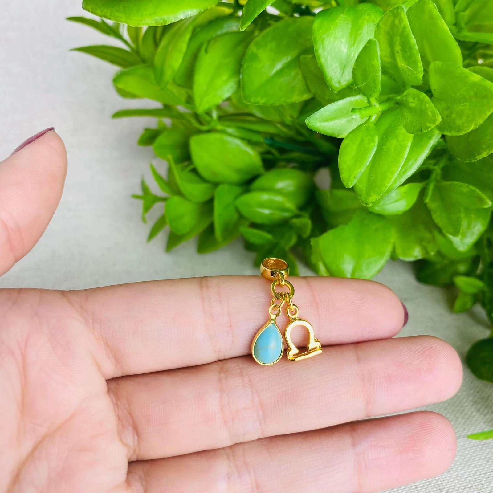 Berloque Signo Libra com Strass Banhado a Ouro 18k