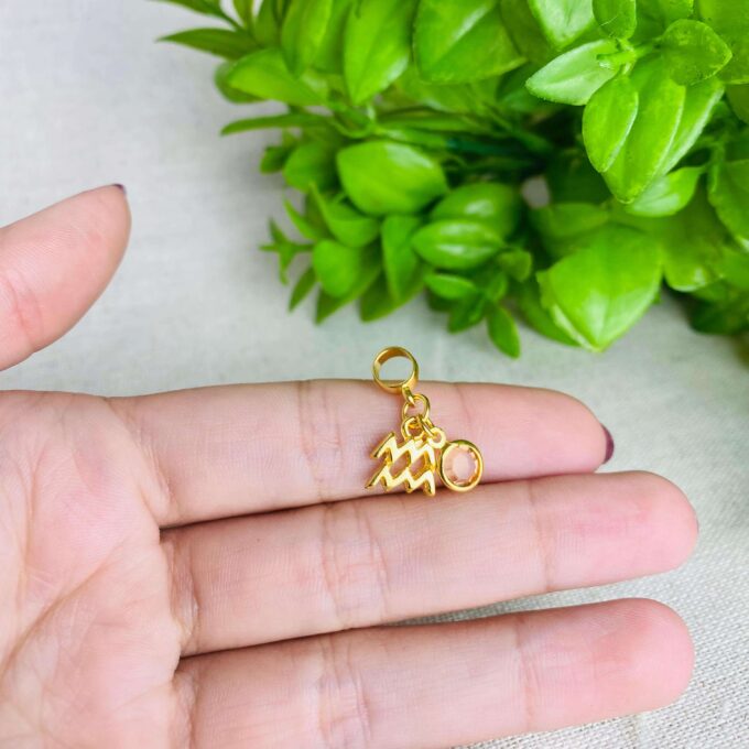 Berloque Signo Aquário com Strass Banhado a Ouro 18k