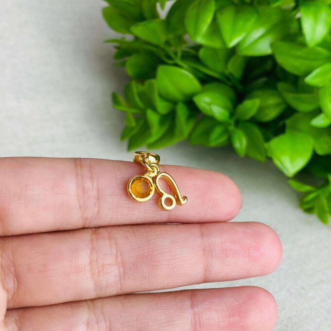 Berloque Signo Leão com Strass Banhado a Ouro 18k