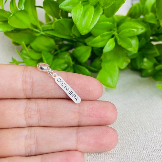 Berloque Plaquinha Cozinheira Banhado a Prata 925