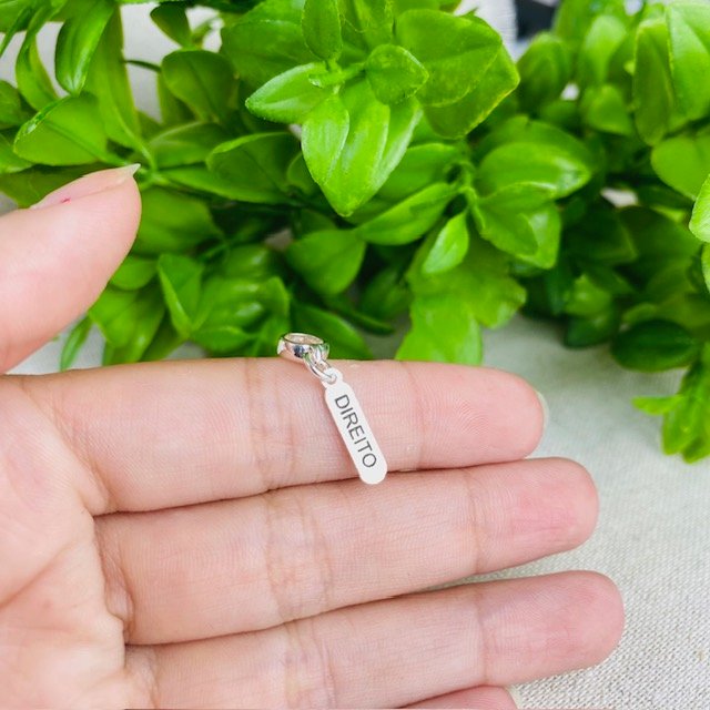 Berloque Plaquinha Direito Banhado a Prata 925