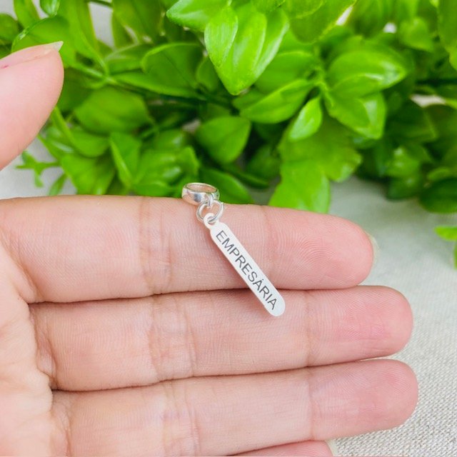 Berloque Plaquinha Empresária Banhado a Prata 925